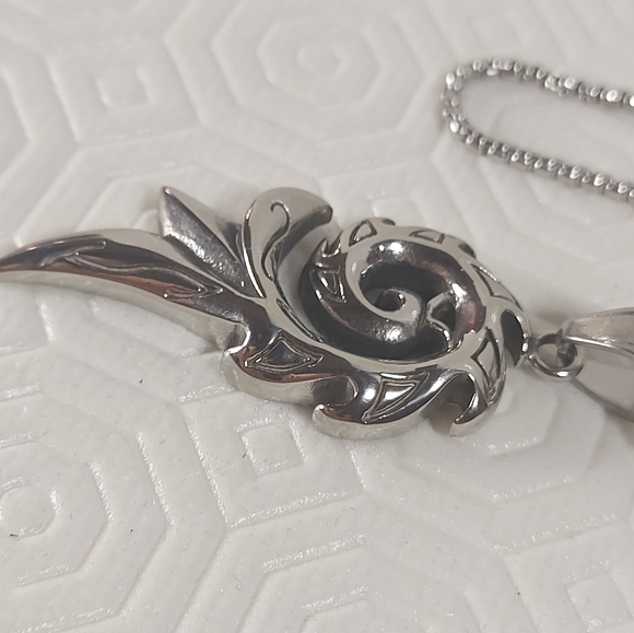 TRIBAL DESIGN PENDANT NECKLACE, 20 IN - Picture 6 of 7